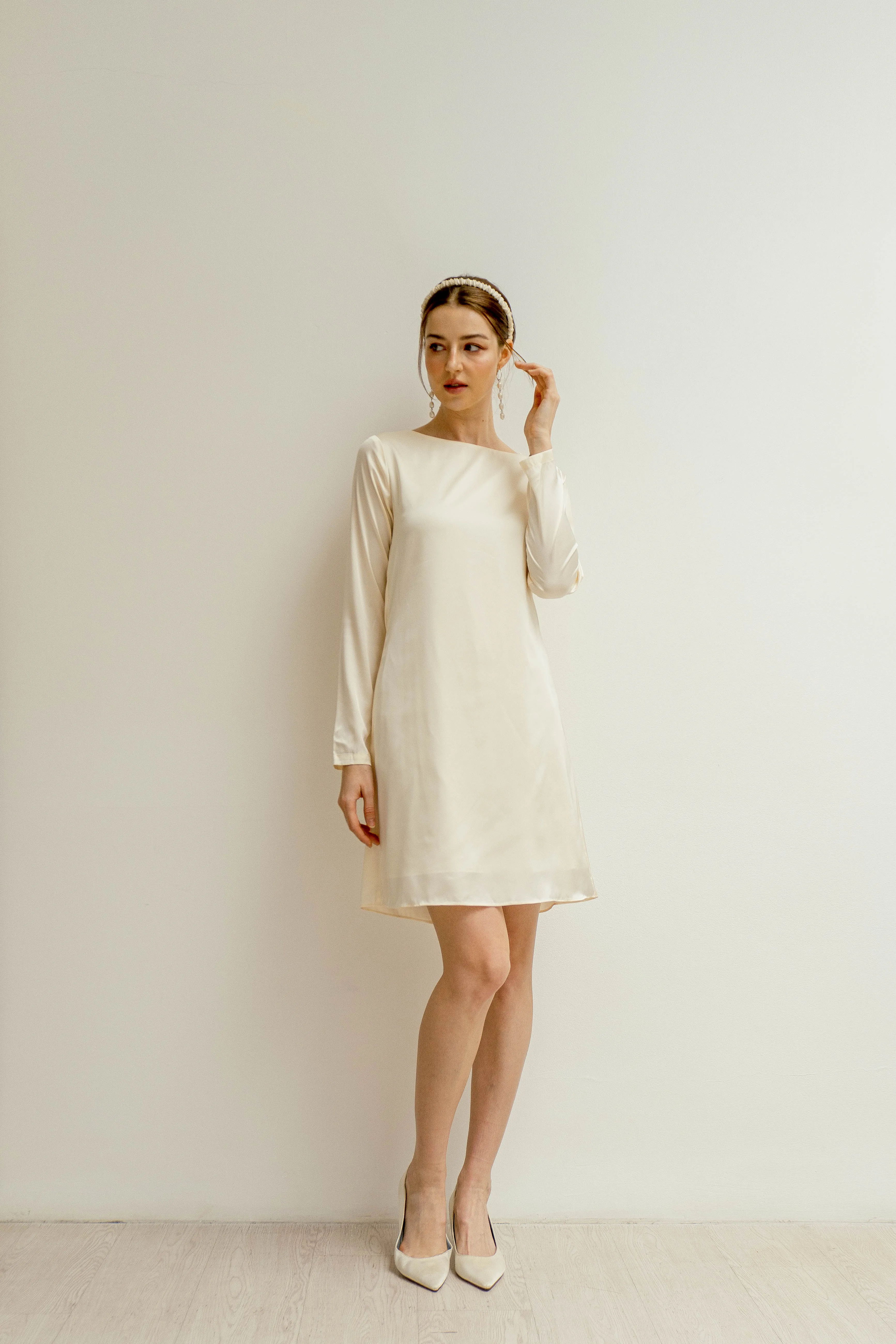 Audrey Long Sleeves Backless Mini Dress