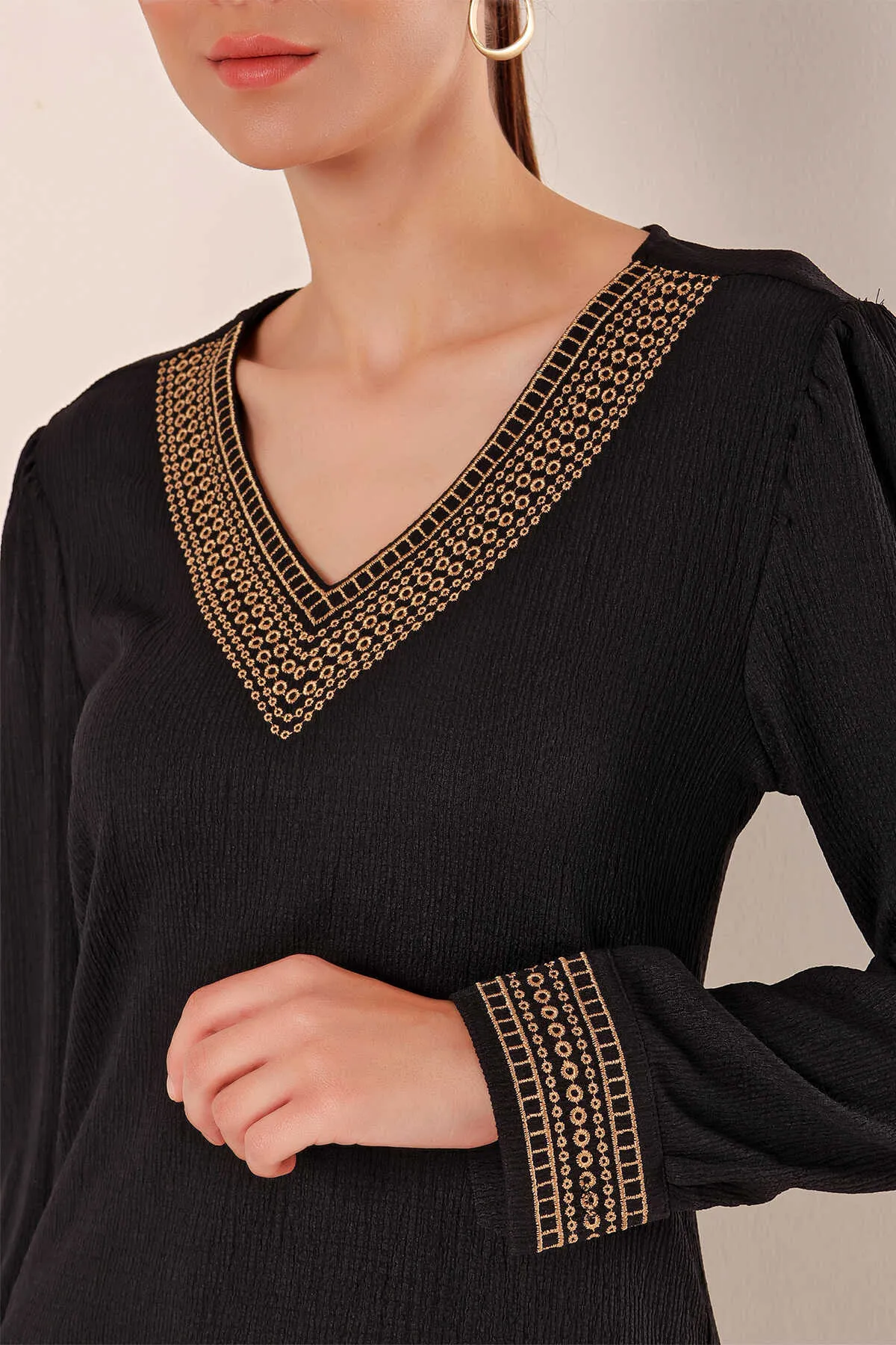 Geborduurde gebreide dames blouse shirt met V-hals | Zwart