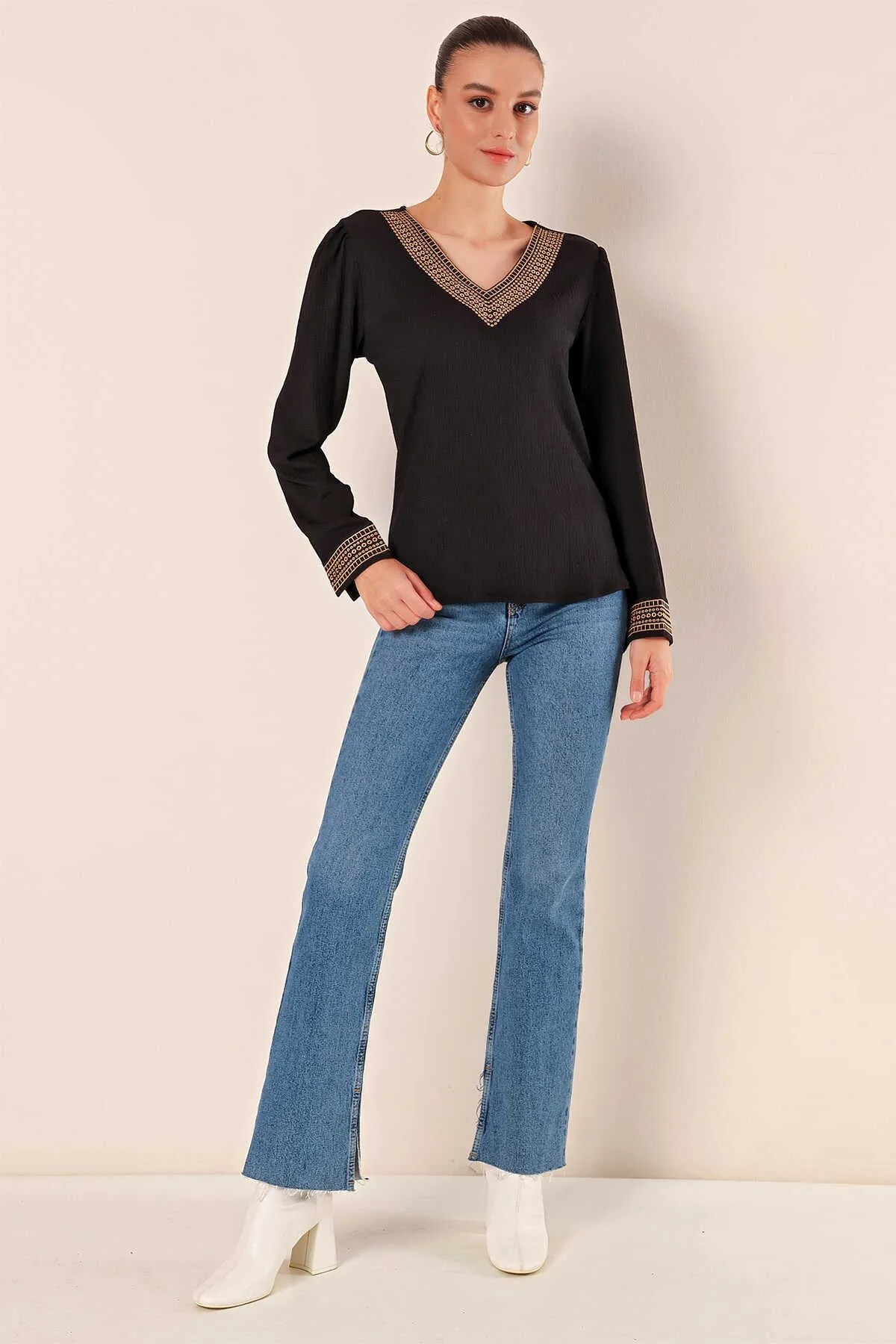 Geborduurde gebreide dames blouse shirt met V-hals | Zwart