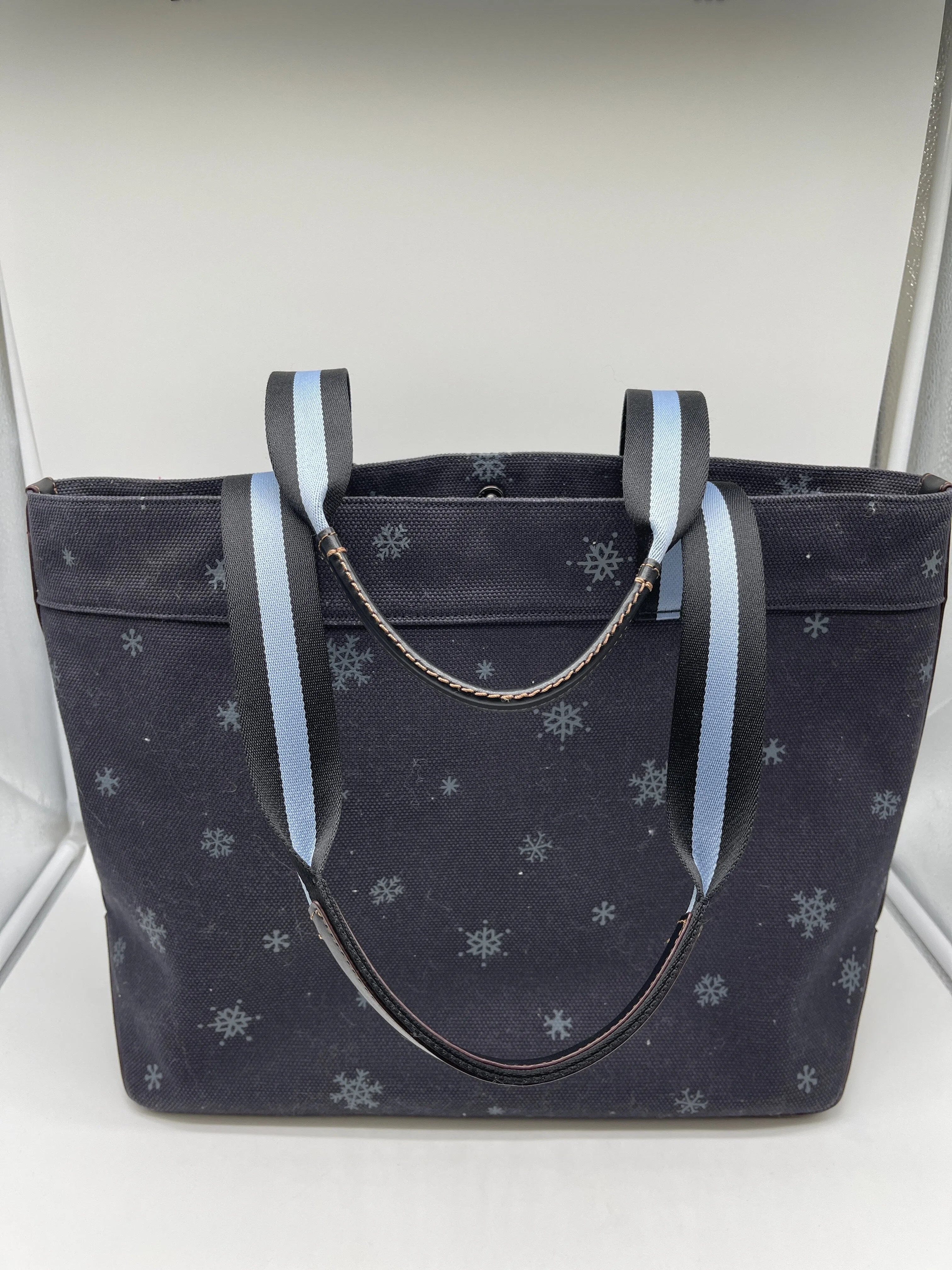 Handbag Designer By Coach  Size: Large