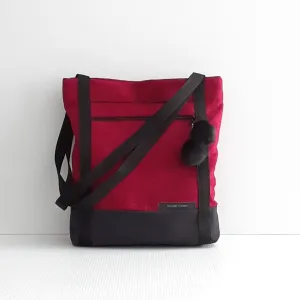 Sac fourre-tout urbain agrémenté d'un bijoux.