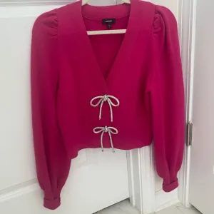 Very stylish, beautiful cardigan.