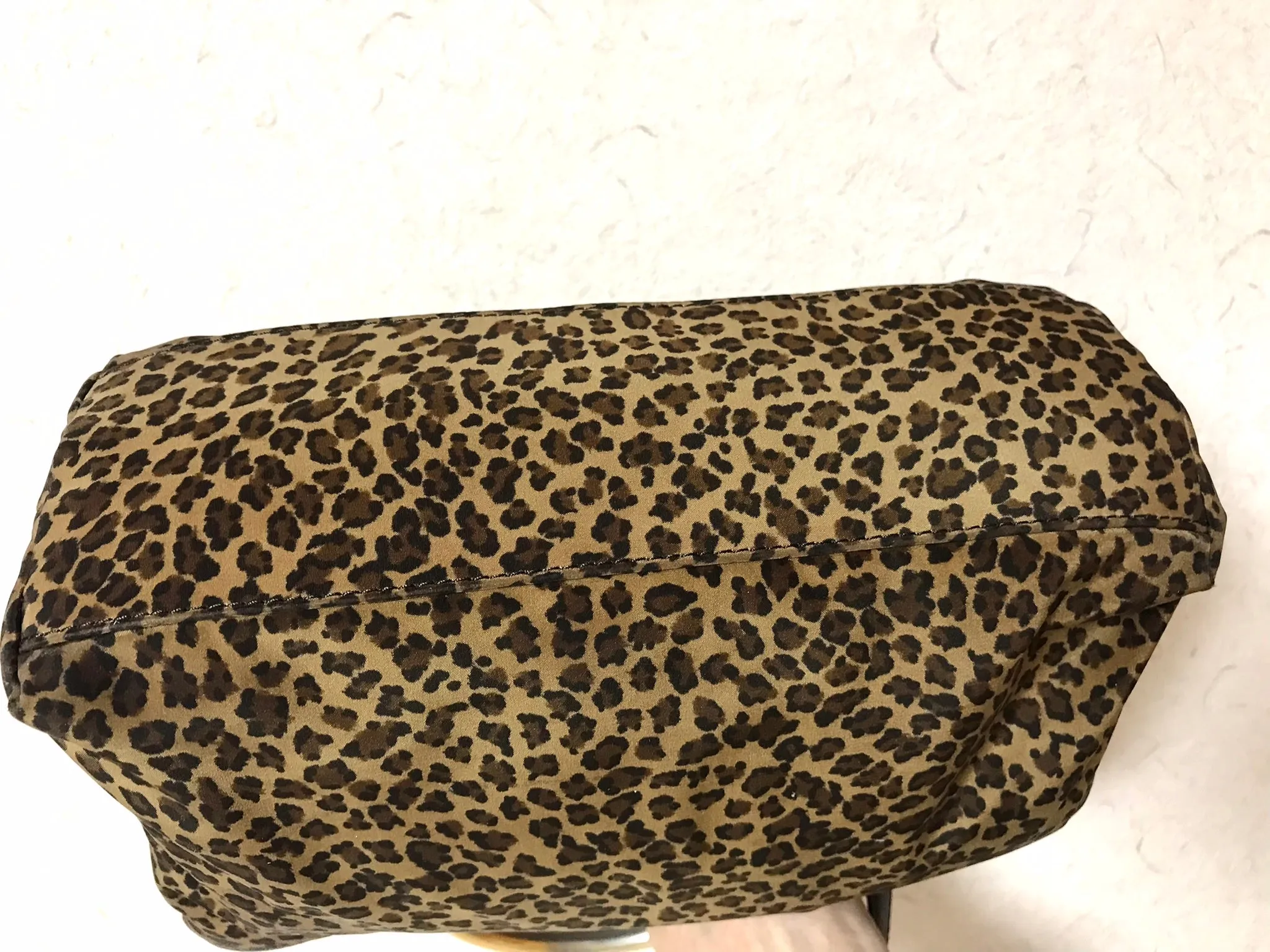 Vintage Bottega Veneta brown leopard handbag with golden handles. Can be worn on a shoulder with strap. 0404052re1