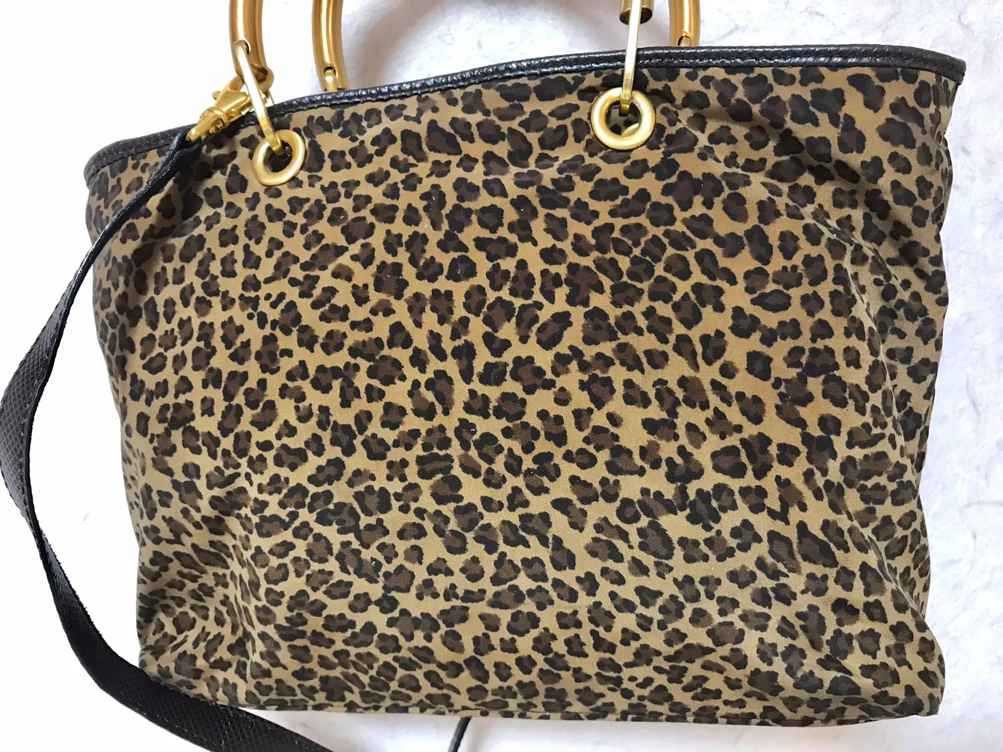 Vintage Bottega Veneta brown leopard handbag with golden handles. Can be worn on a shoulder with strap. 0404052re1