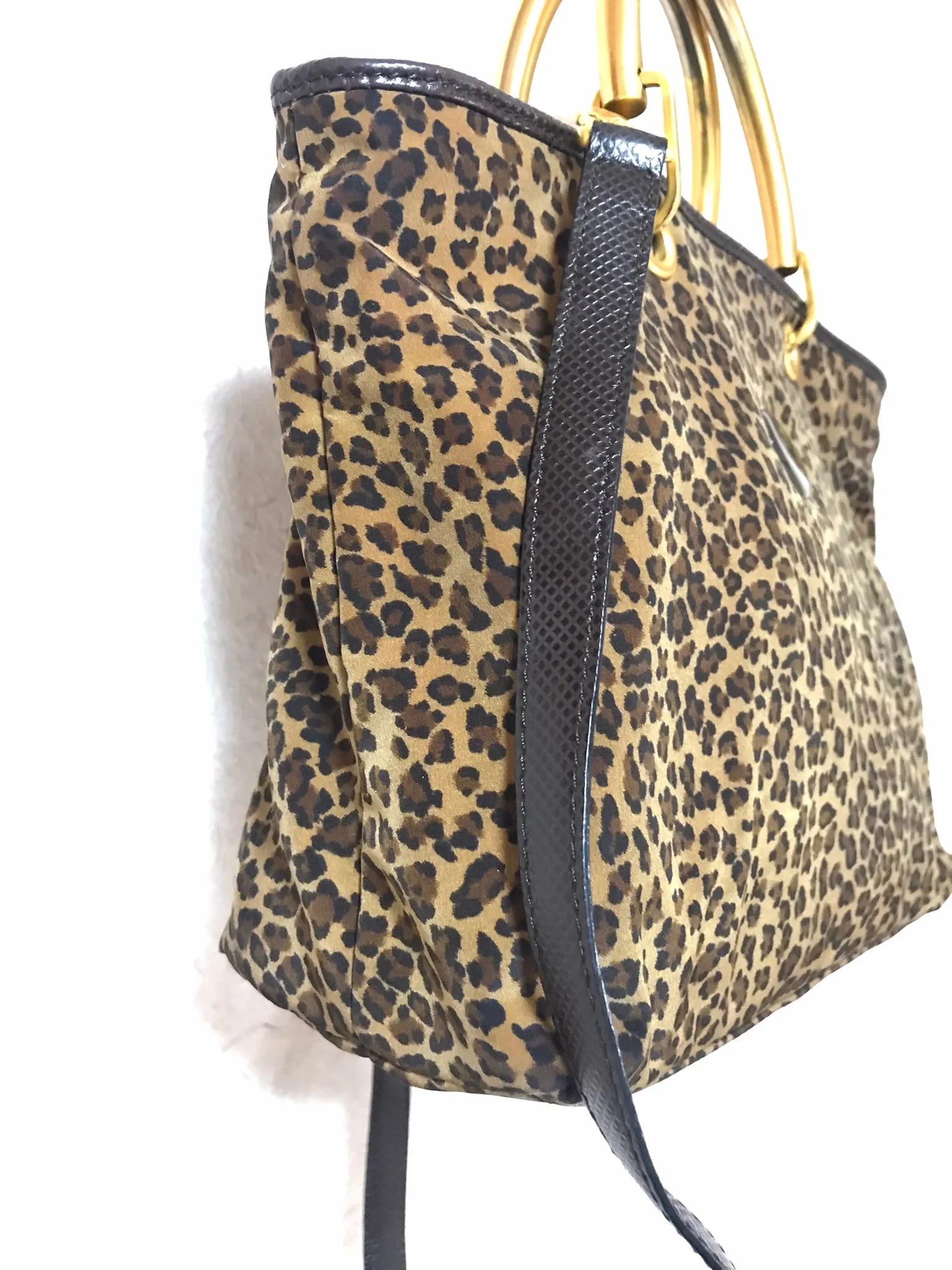 Vintage Bottega Veneta brown leopard handbag with golden handles. Can be worn on a shoulder with strap. 0404052re1