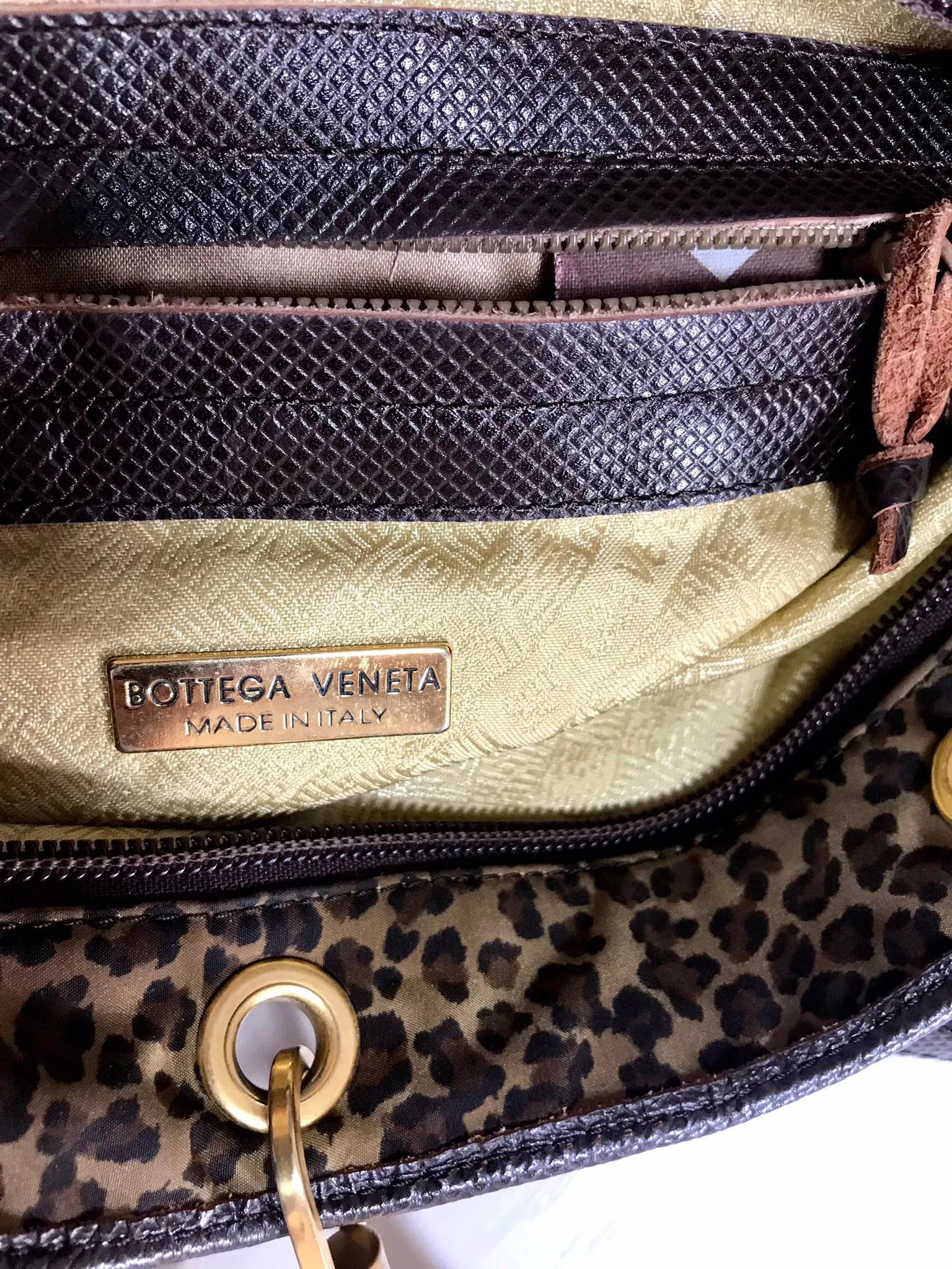 Vintage Bottega Veneta brown leopard handbag with golden handles. Can be worn on a shoulder with strap. 0404052re1