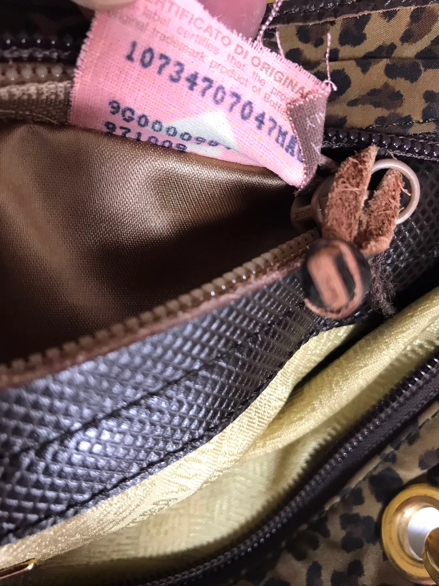 Vintage Bottega Veneta brown leopard handbag with golden handles. Can be worn on a shoulder with strap. 0404052re1
