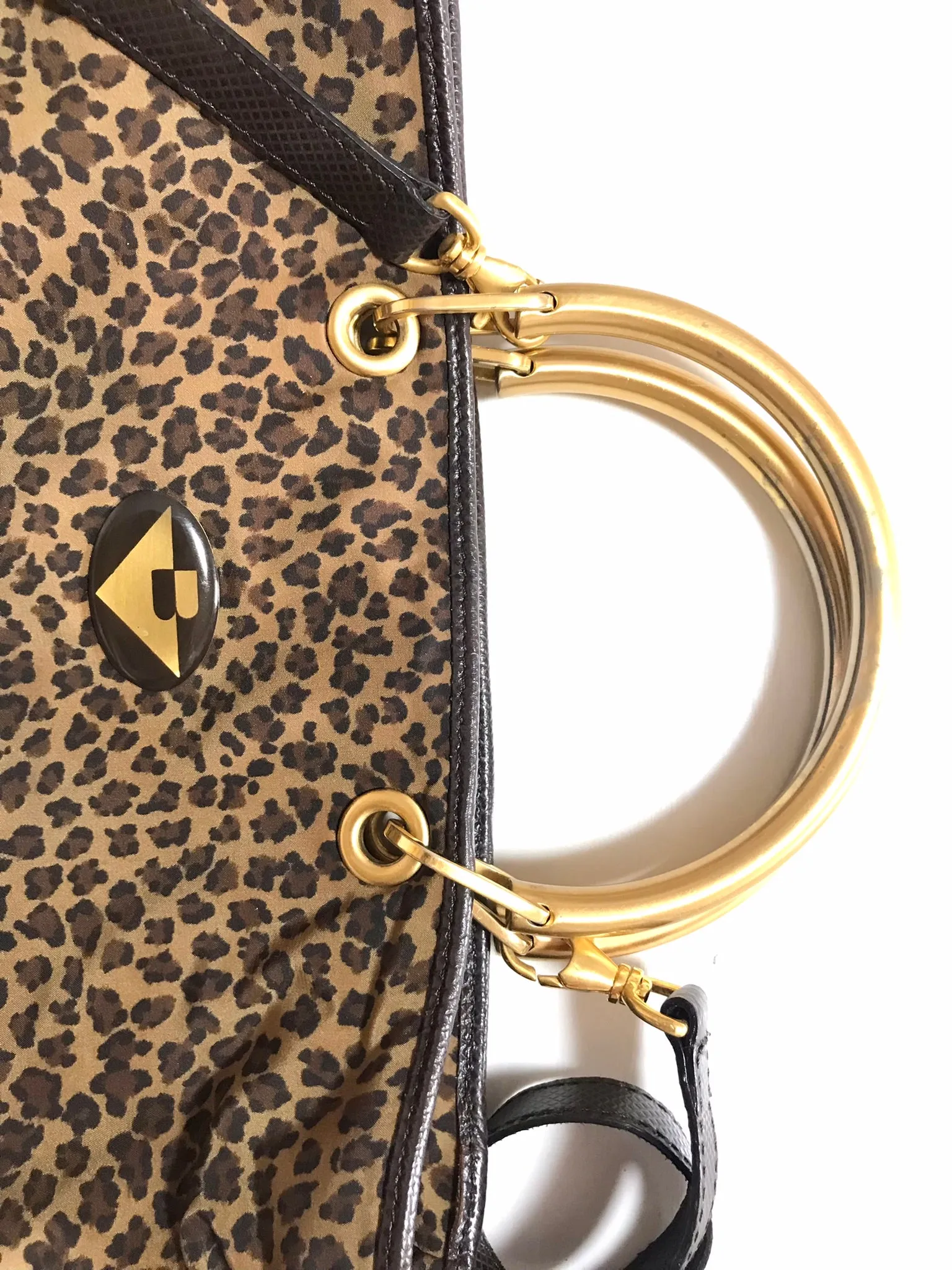 Vintage Bottega Veneta brown leopard handbag with golden handles. Can be worn on a shoulder with strap. 0404052re1