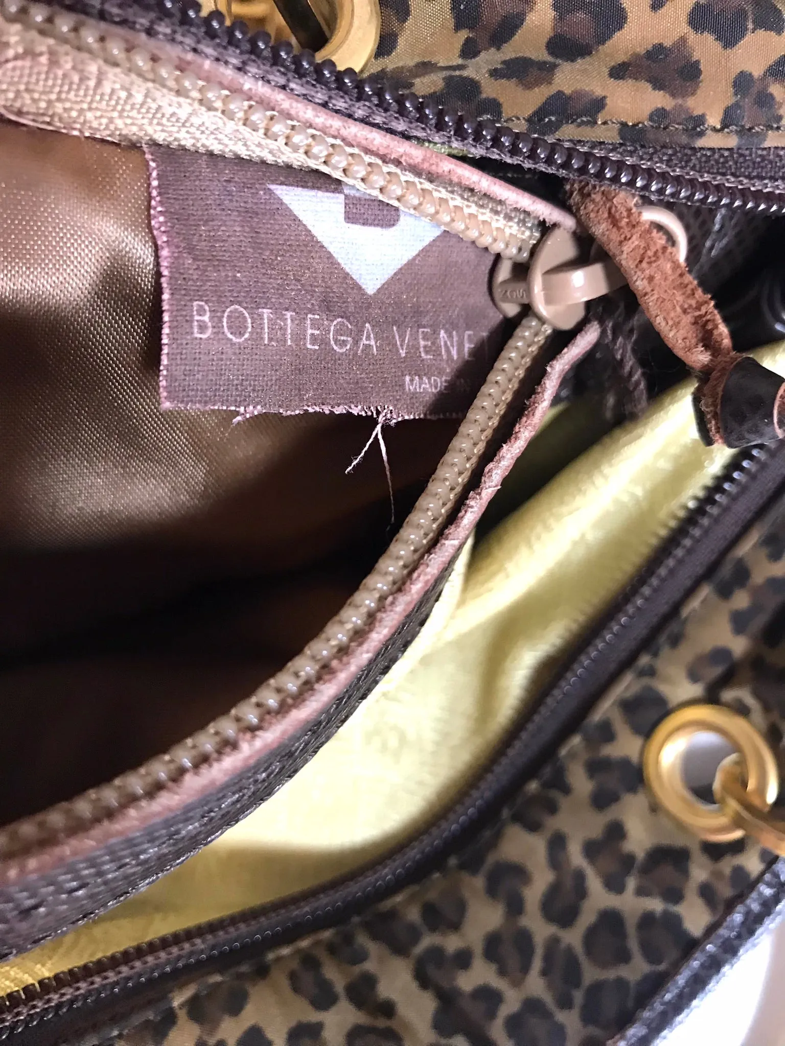 Vintage Bottega Veneta brown leopard handbag with golden handles. Can be worn on a shoulder with strap. 0404052re1