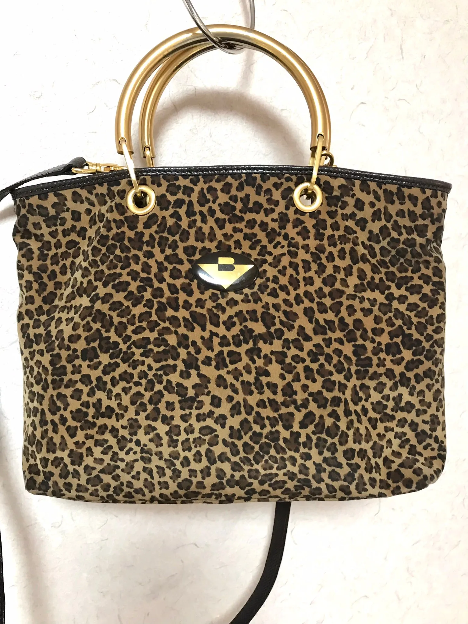 Vintage Bottega Veneta brown leopard handbag with golden handles. Can be worn on a shoulder with strap. 0404052re1