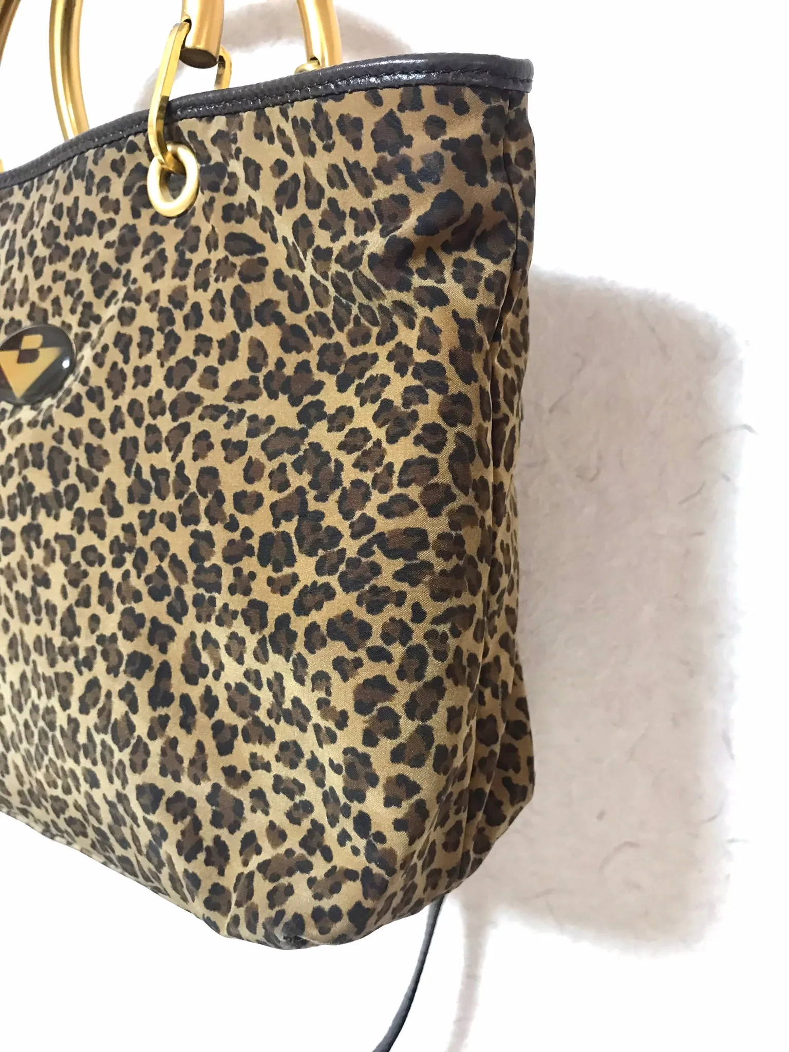 Vintage Bottega Veneta brown leopard handbag with golden handles. Can be worn on a shoulder with strap. 0404052re1