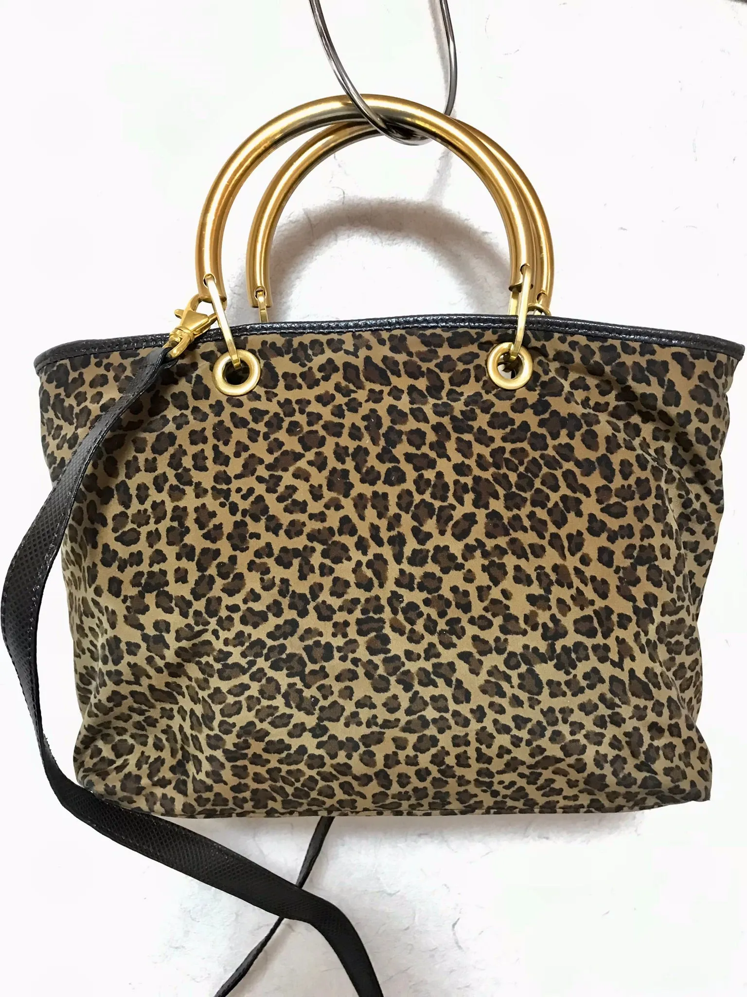 Vintage Bottega Veneta brown leopard handbag with golden handles. Can be worn on a shoulder with strap. 0404052re1