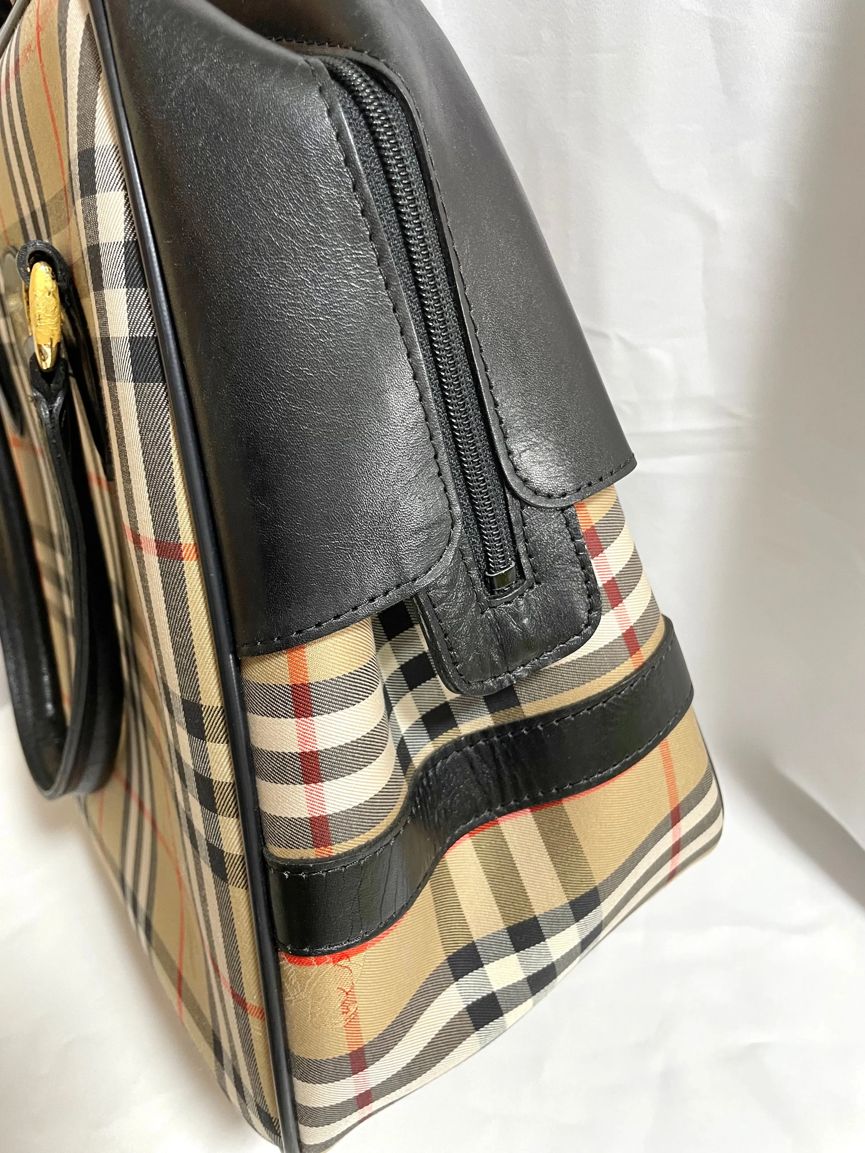 Vintage Burberry classic beige nova check fabric handbag with black leather trimmings. Classic Burberry bag. Large bag. Unisex. 0409051