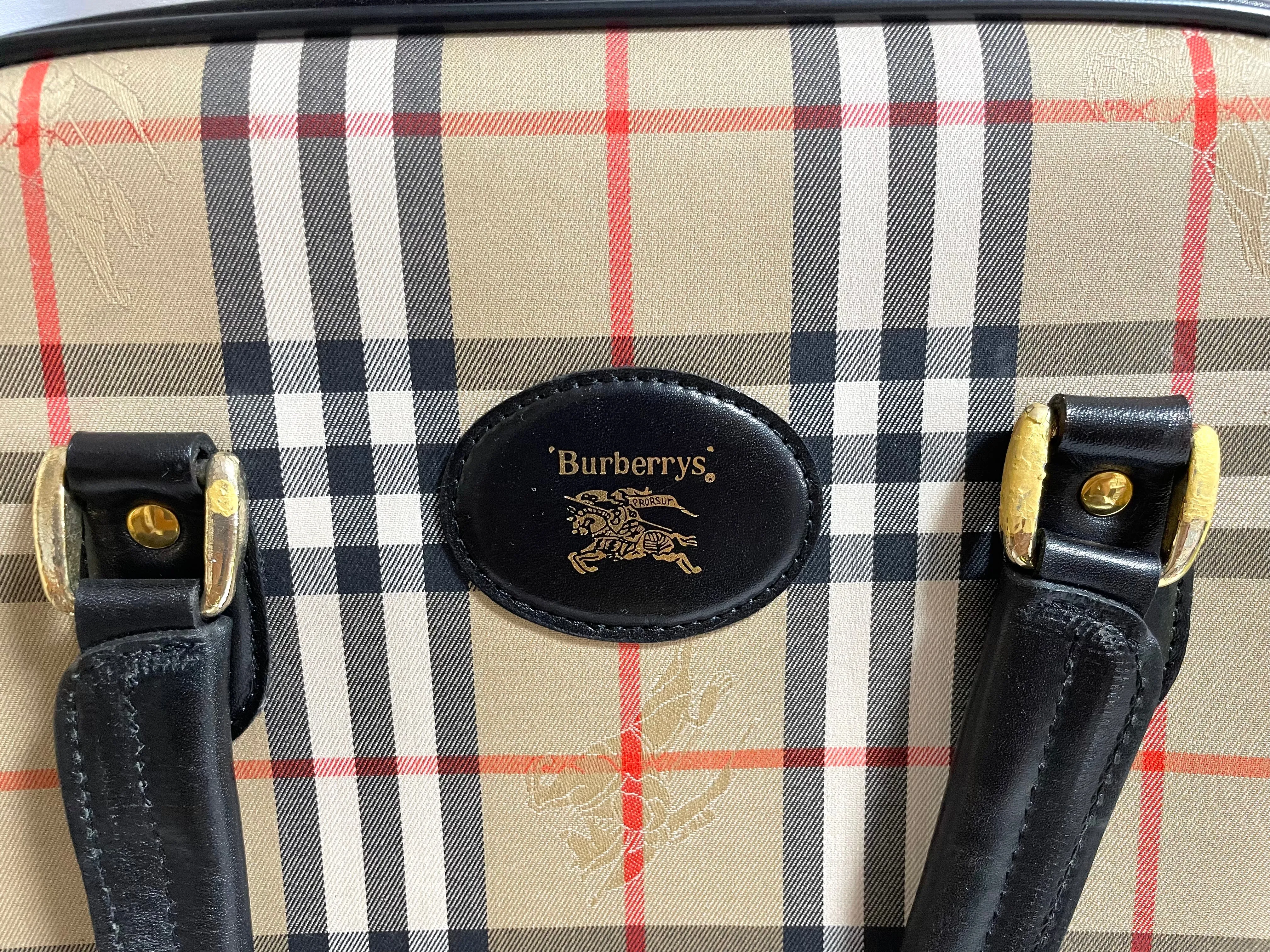 Vintage Burberry classic beige nova check fabric handbag with black leather trimmings. Classic Burberry bag. Large bag. Unisex. 0409051