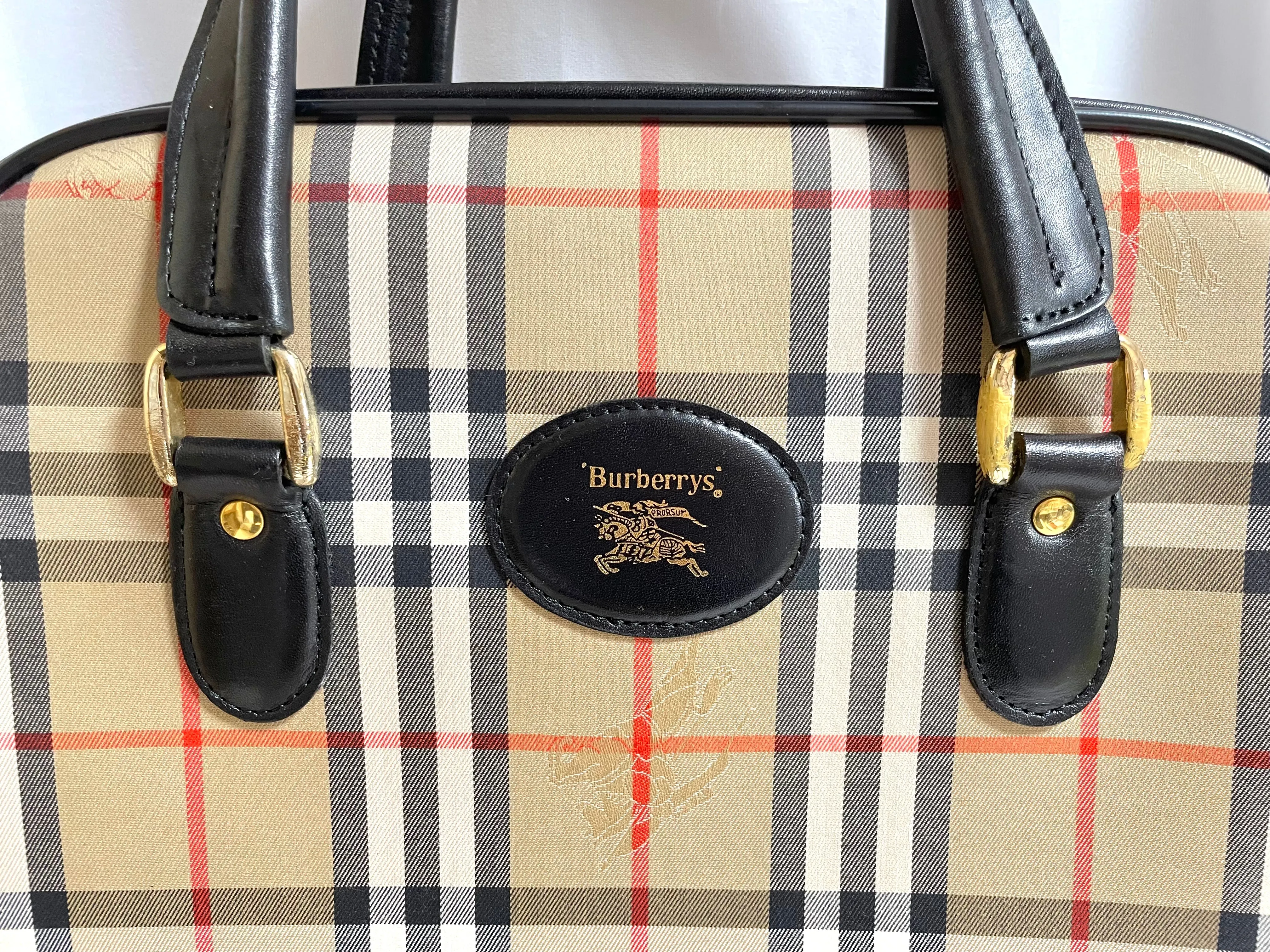 Vintage Burberry classic beige nova check fabric handbag with black leather trimmings. Classic Burberry bag. Large bag. Unisex. 0409051