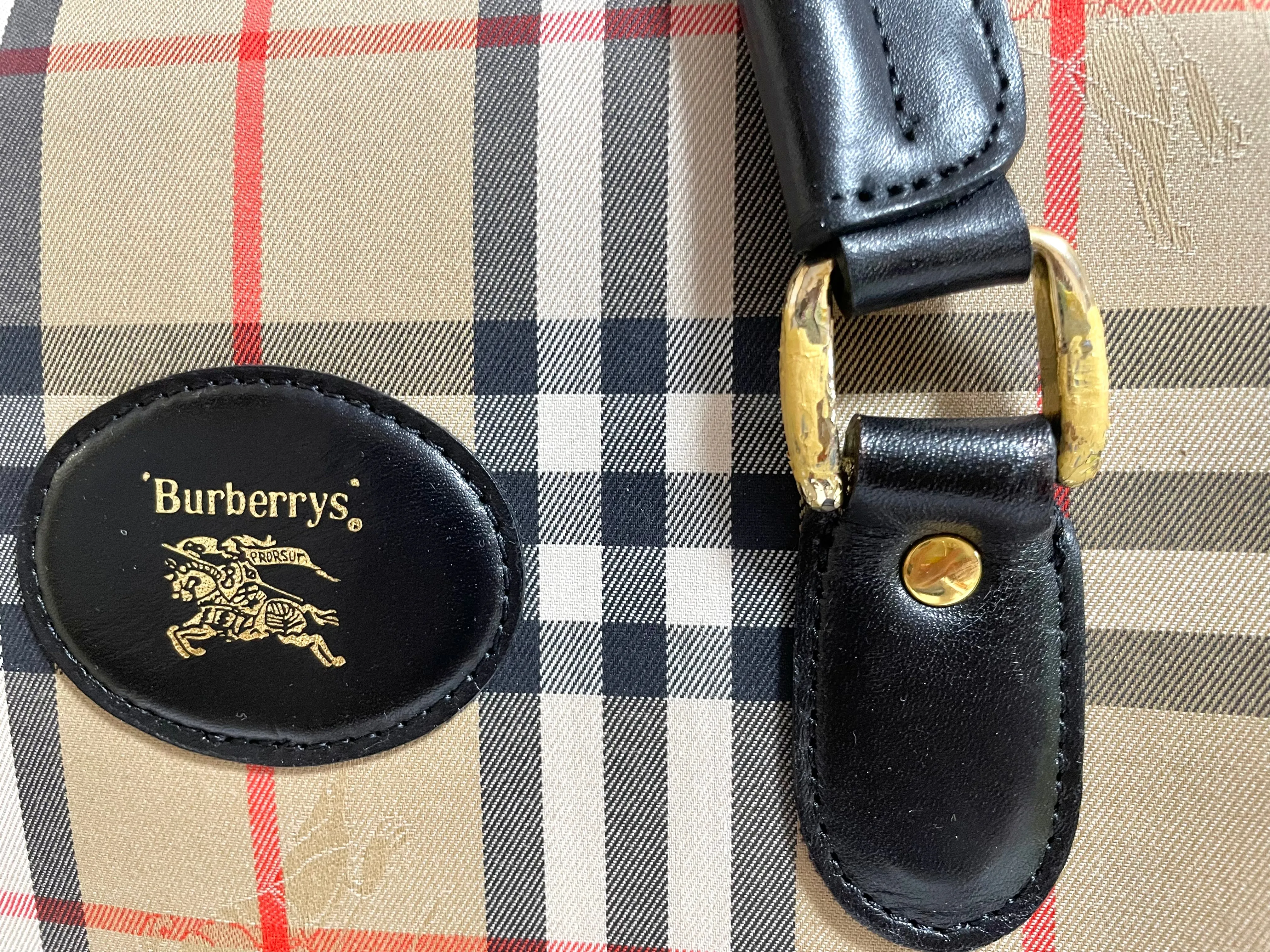 Vintage Burberry classic beige nova check fabric handbag with black leather trimmings. Classic Burberry bag. Large bag. Unisex. 0409051