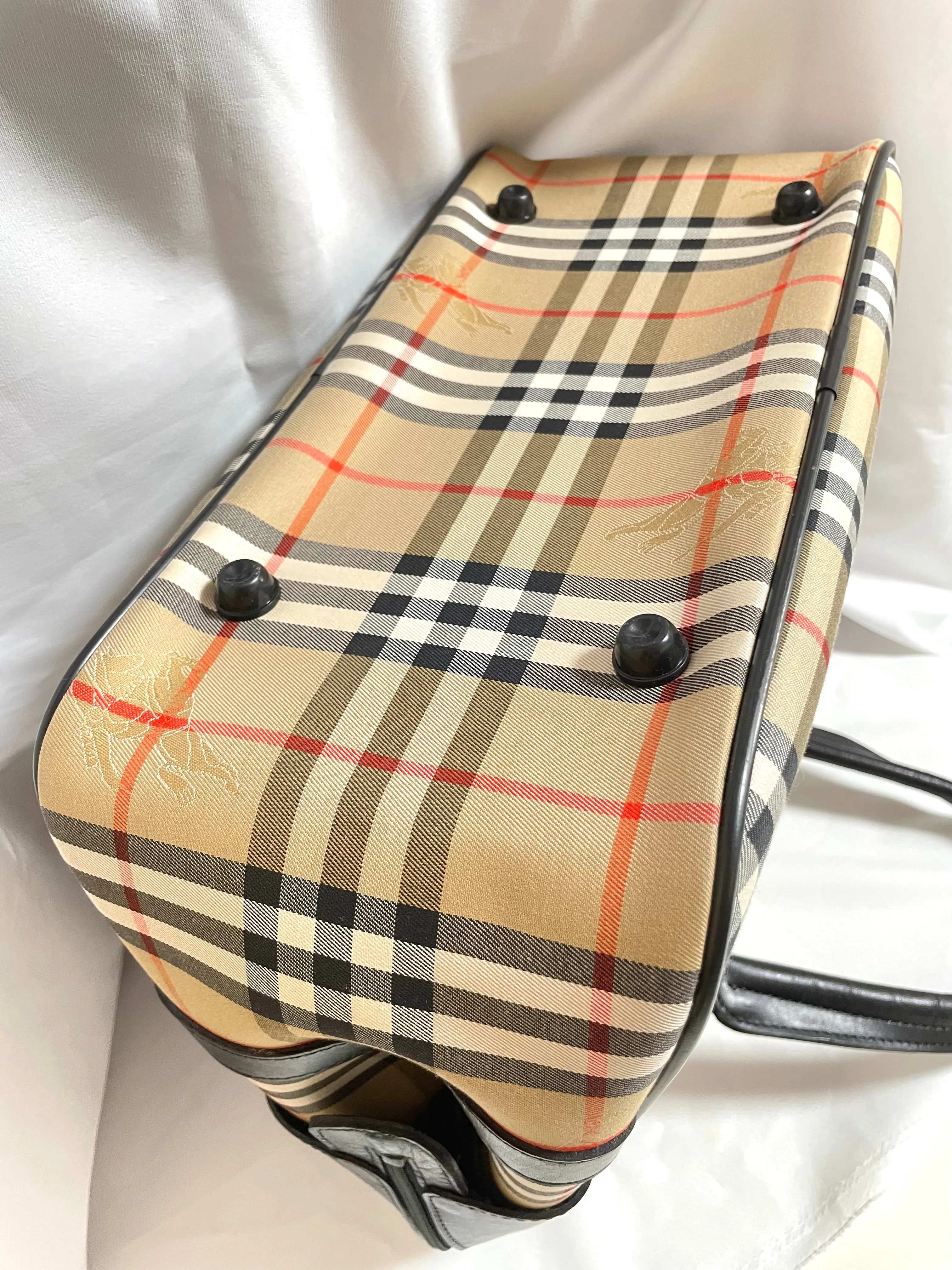 Vintage Burberry classic beige nova check fabric handbag with black leather trimmings. Classic Burberry bag. Large bag. Unisex. 0409051