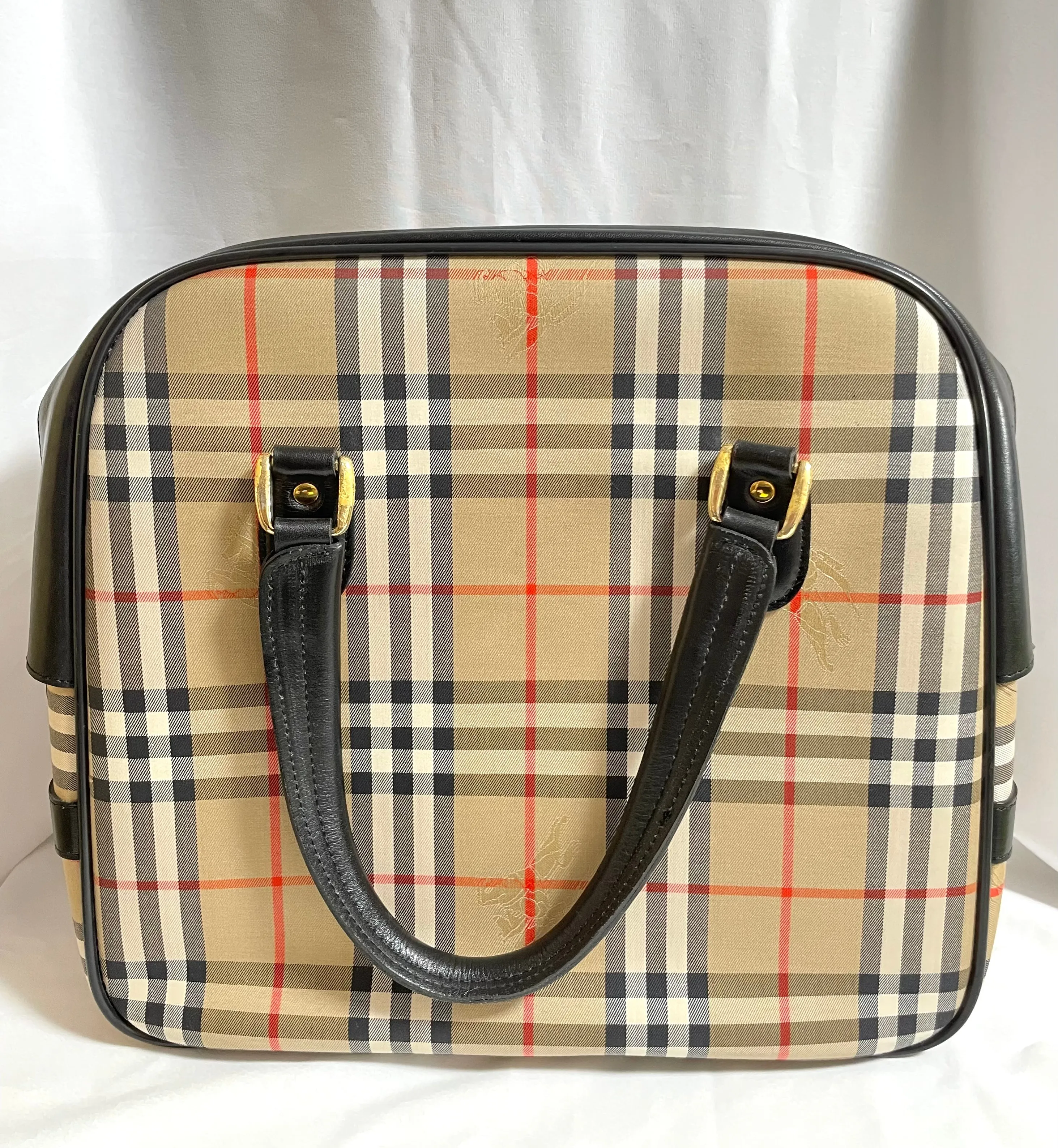 Vintage Burberry classic beige nova check fabric handbag with black leather trimmings. Classic Burberry bag. Large bag. Unisex. 0409051