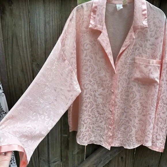 Vintage Victoria’s Secret 80s Baby Pink Satin Embossed Floral Pattern Sleep Top